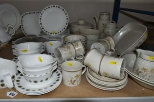 A QUANTITY OF J & G MEAKIN STUDIO POTTERY 'ALLEGRO' PATTERN DINNERWARE AND ROYAL DOULTON '