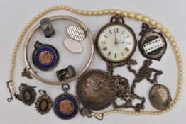 A SELECTION OF JEWELLERY, to include a silver hinged bangle with engraved floral pattern, fitted