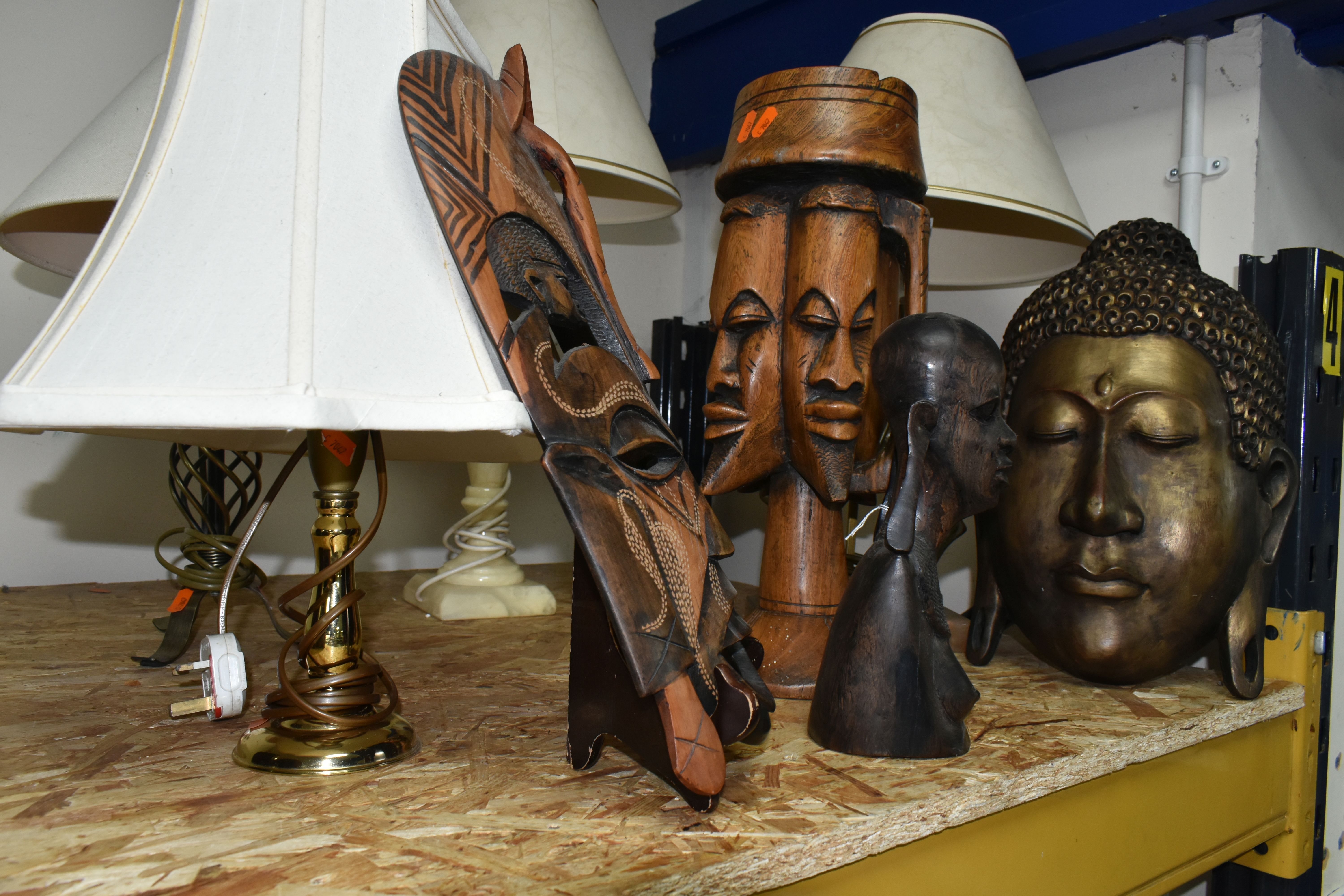 A GROUP OF FOUR TABLE LAMPS AND CARVED WOOD FIGURES, comprising a cream onyx table lamp, a - Image 8 of 8