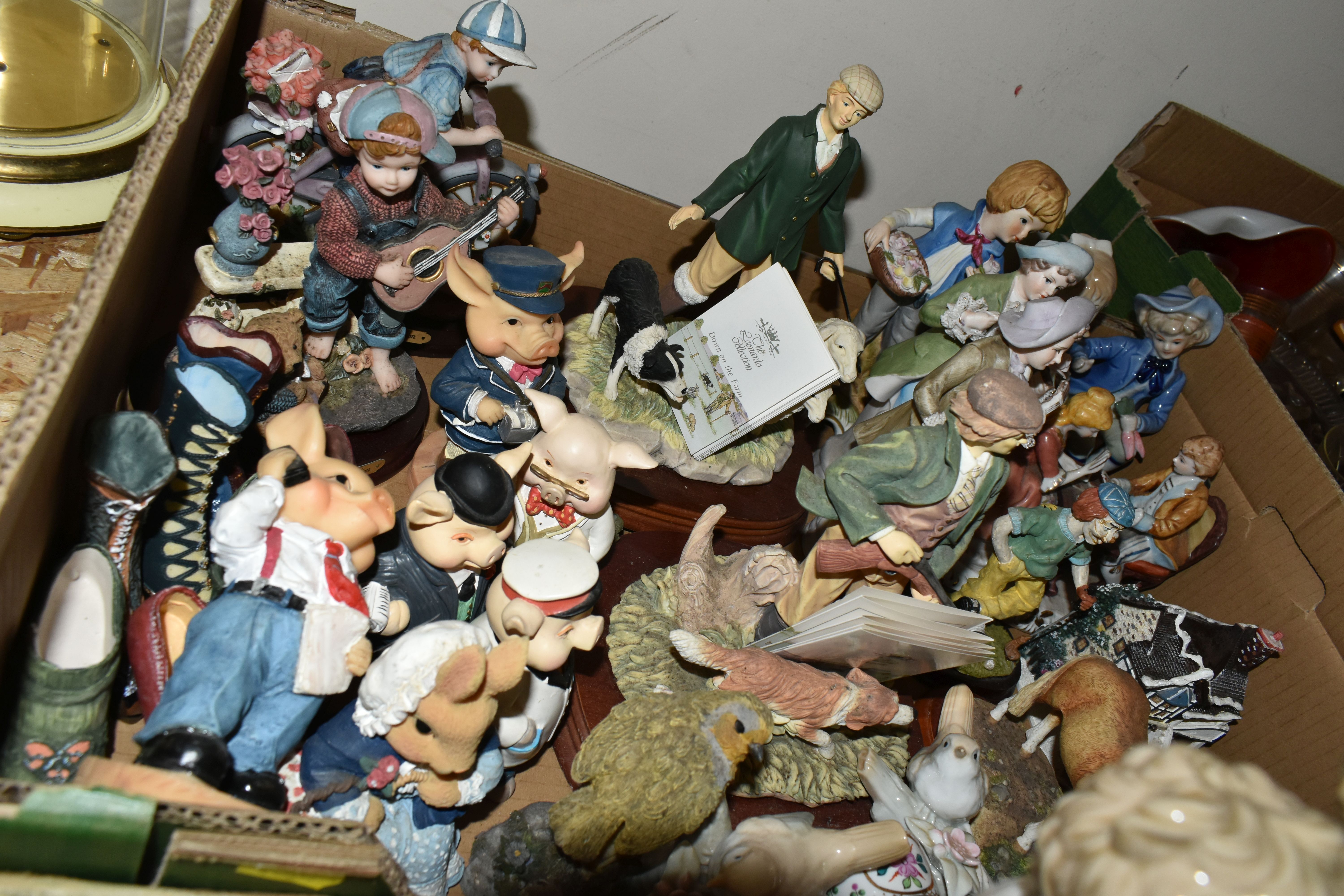 TWO BOXES AND LOOSE COLLECTORS PLATES, FIGURES AND ORNAMENTS, to include a Beswick New Forest - Image 4 of 6