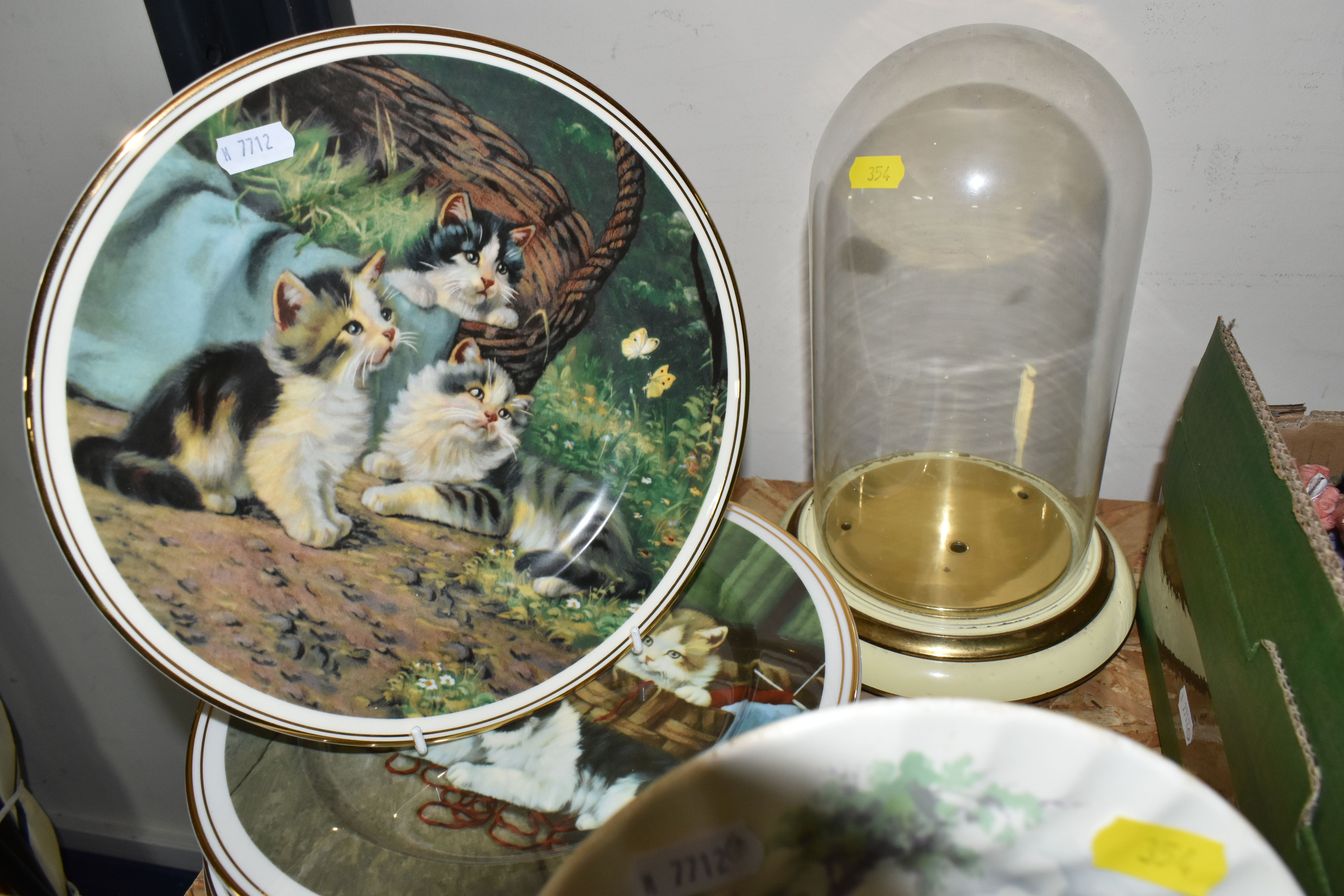 TWO BOXES AND LOOSE COLLECTORS PLATES, FIGURES AND ORNAMENTS, to include a Beswick New Forest - Image 5 of 6