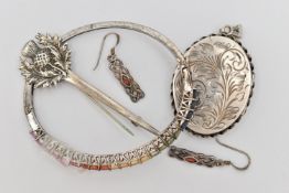 FOUR ITEMS OF JEWELLERY, to include a white metal hinged bangle, set with a row of oval cut
