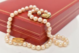 A 22CT GOLD BAND RING AND A CULTURED PEARL NECKLACE, the polished band with milgrain rim, hallmarked