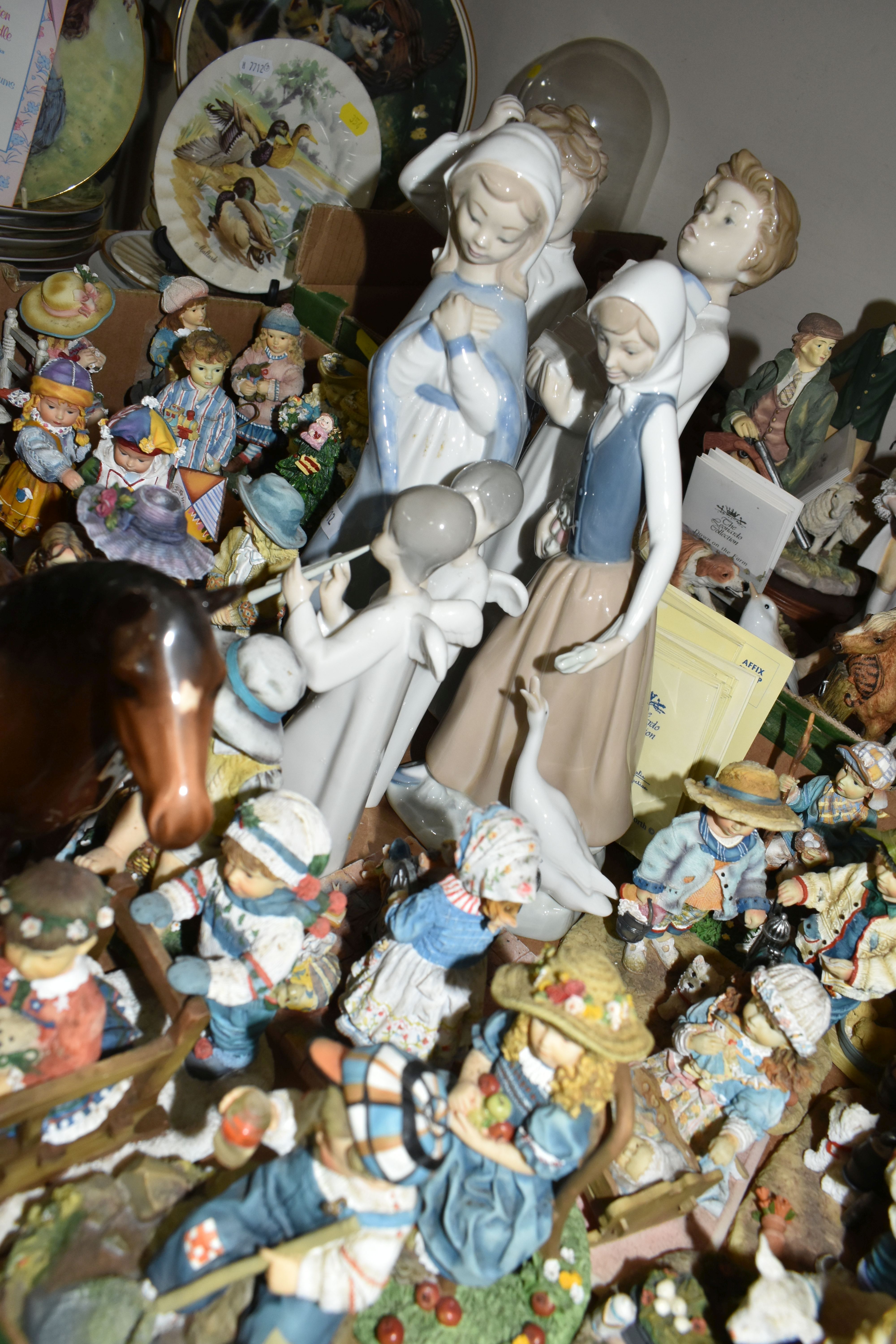 TWO BOXES AND LOOSE COLLECTORS PLATES, FIGURES AND ORNAMENTS, to include a Beswick New Forest - Image 6 of 6