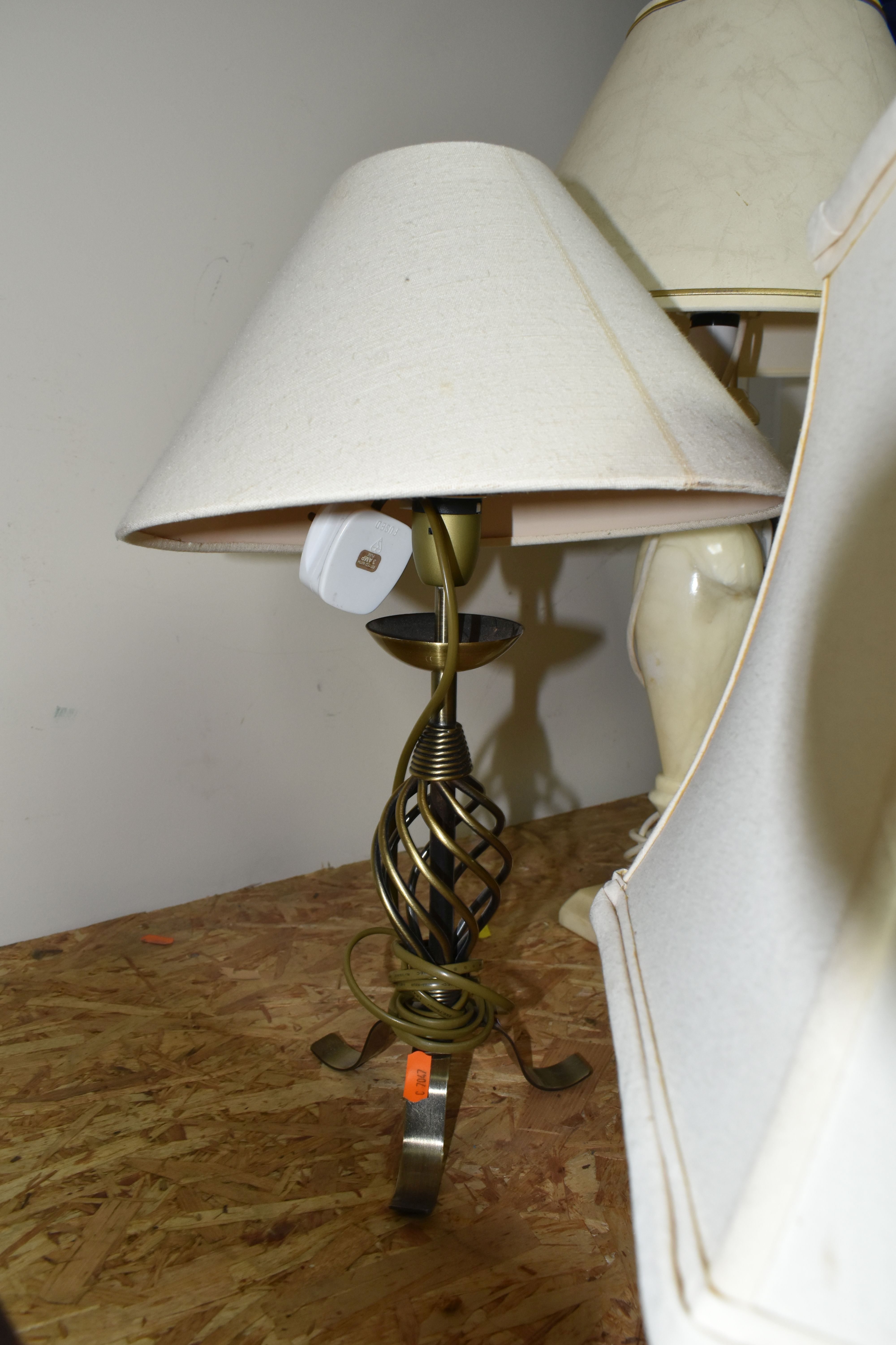 A GROUP OF FOUR TABLE LAMPS AND CARVED WOOD FIGURES, comprising a cream onyx table lamp, a - Image 7 of 8