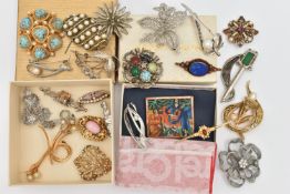 A SMALL BOX OF ASSORTED COSTUME BROOCHES, to include a boxed hand painted brooch, together with