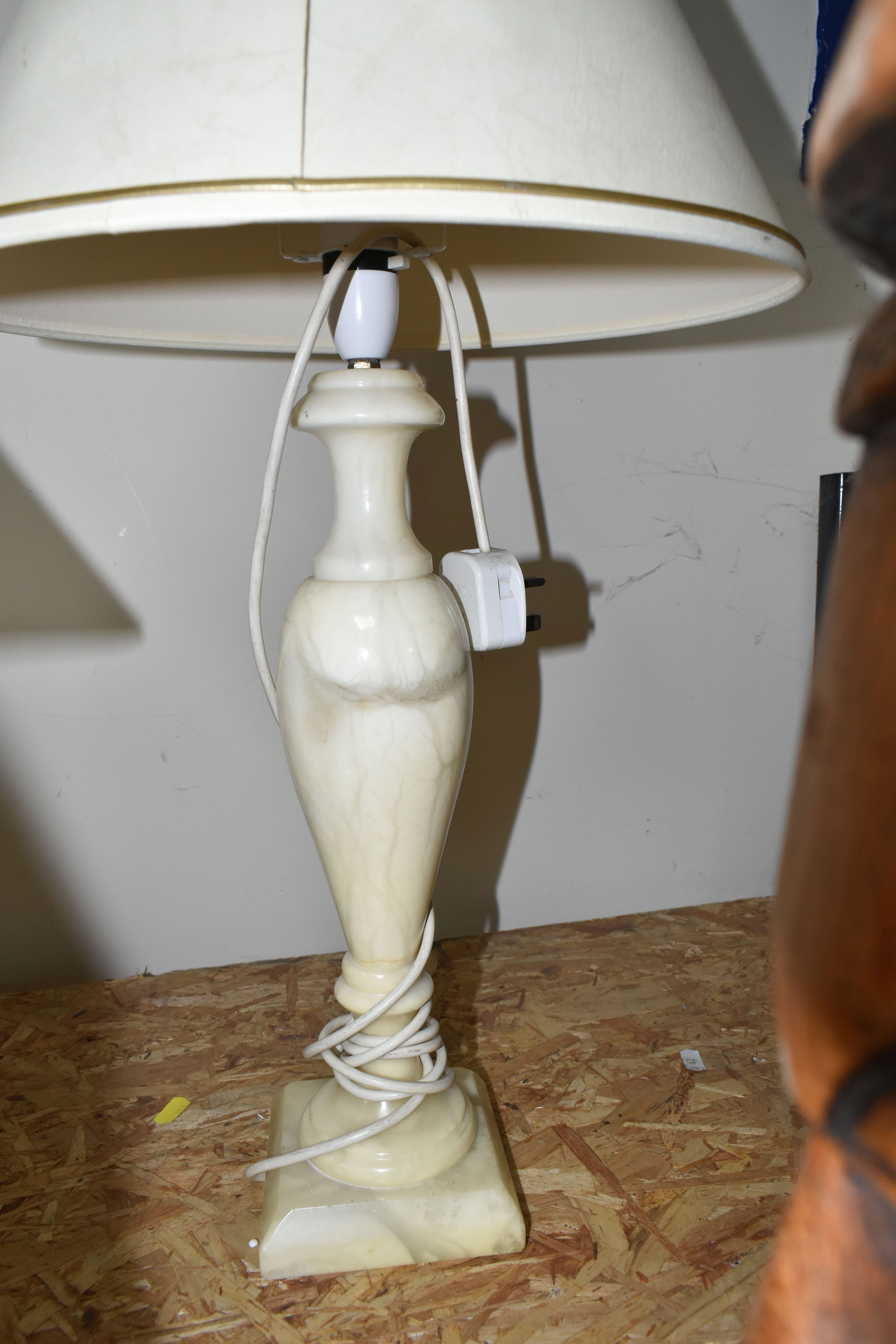 A GROUP OF FOUR TABLE LAMPS AND CARVED WOOD FIGURES, comprising a cream onyx table lamp, a - Image 6 of 8