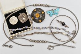 A SMALL QUANTITY OF JEWELLERY, to include a white metal and blue enamel butterfly brooch, stamped '