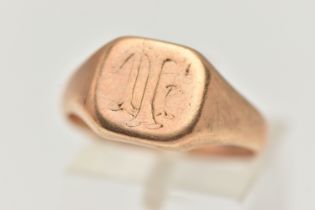 A GENTS SIGNET RING, rose metal square signet, rubbed monogram engraving, stamped 9ct, ring size P
