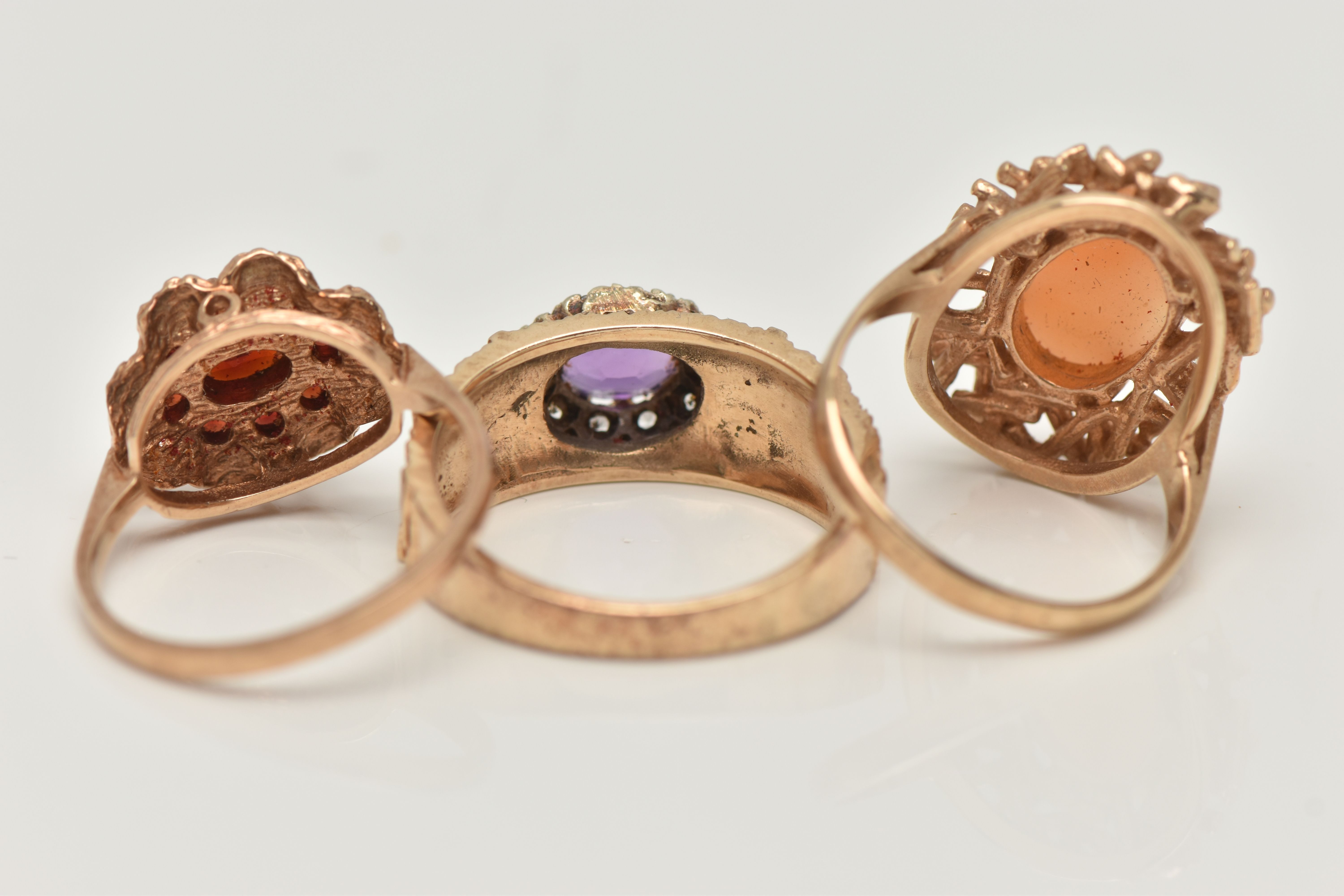 THREE 9CT YELLOW GOLD GEM SET DRESS RINGS, to include a garnet cluster ring, an amethyst single - Bild 4 aus 4
