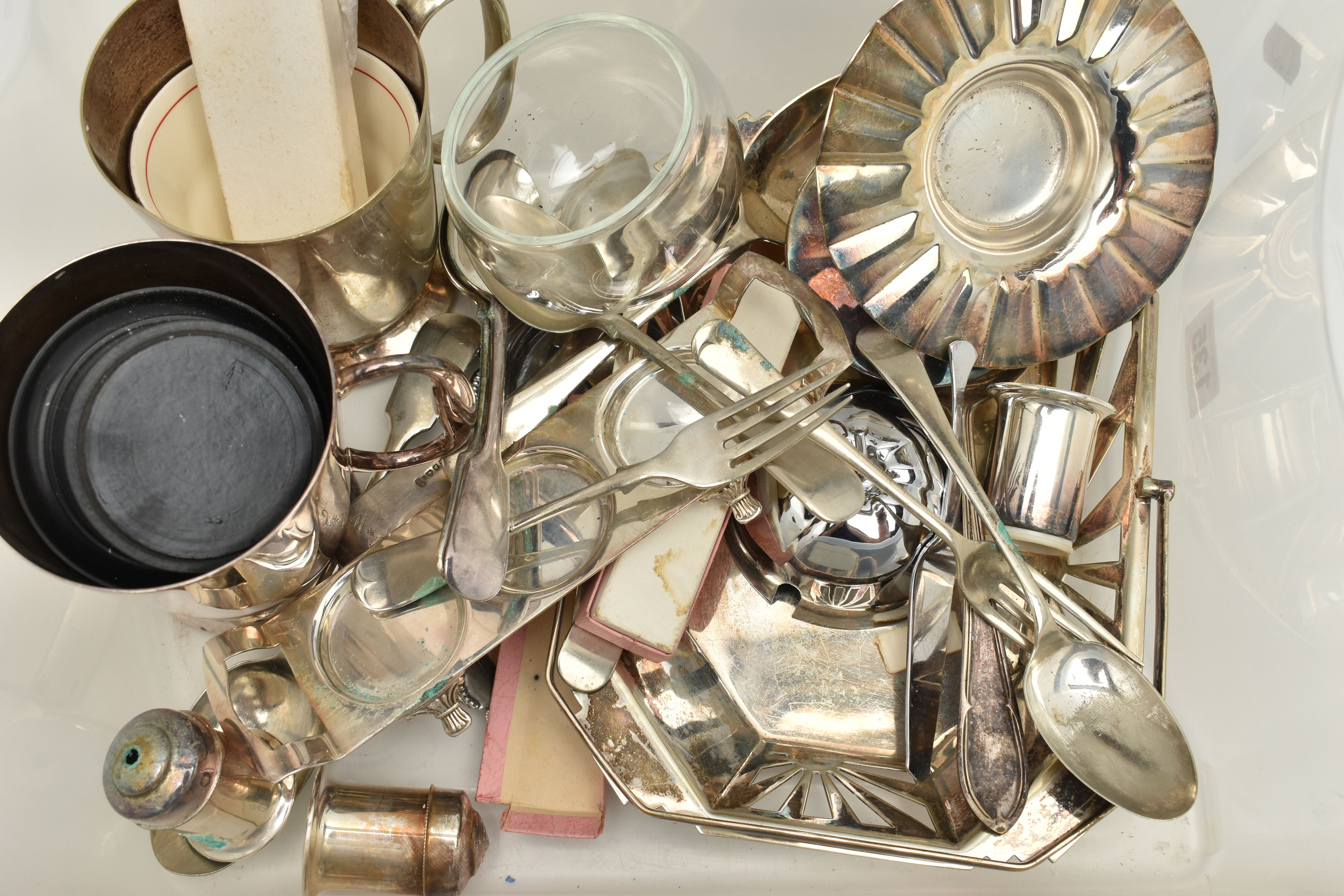 A SILVER VESTA CASE AND ASSORTED WHITE METAL WARE, the foliate engraved vesta case with engraved - Image 5 of 5