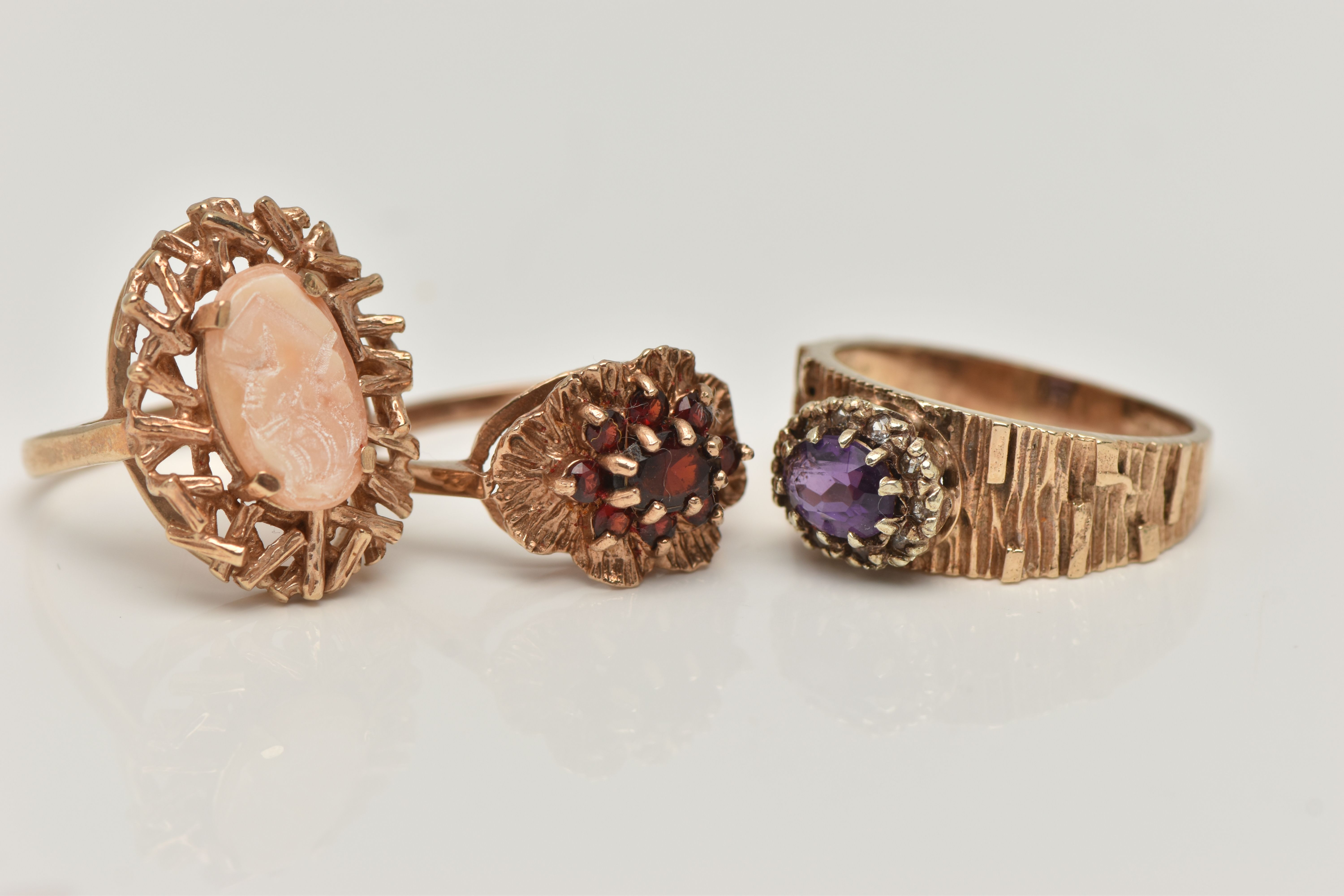 THREE 9CT YELLOW GOLD GEM SET DRESS RINGS, to include a garnet cluster ring, an amethyst single - Bild 3 aus 4