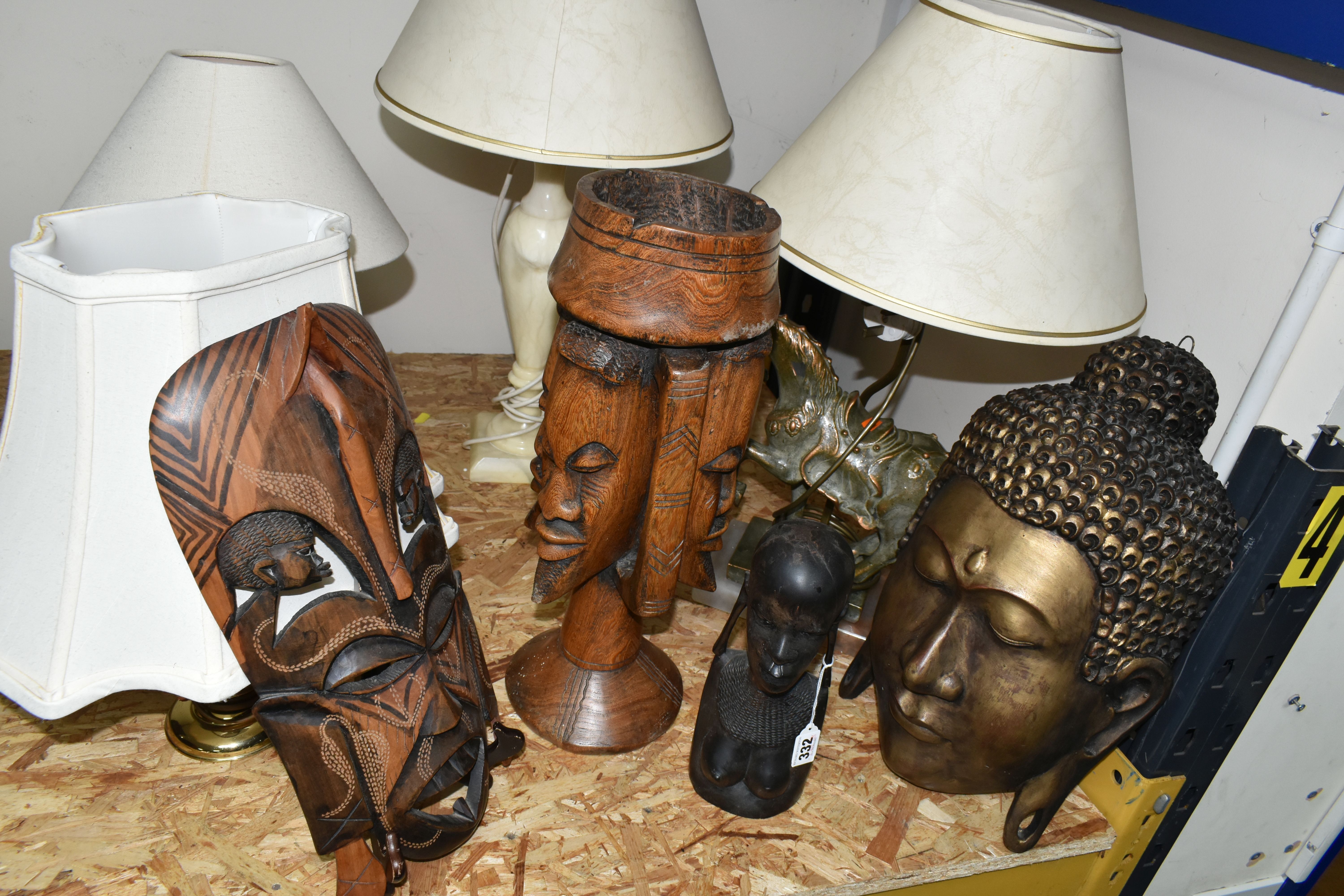 A GROUP OF FOUR TABLE LAMPS AND CARVED WOOD FIGURES, comprising a cream onyx table lamp, a - Image 4 of 8