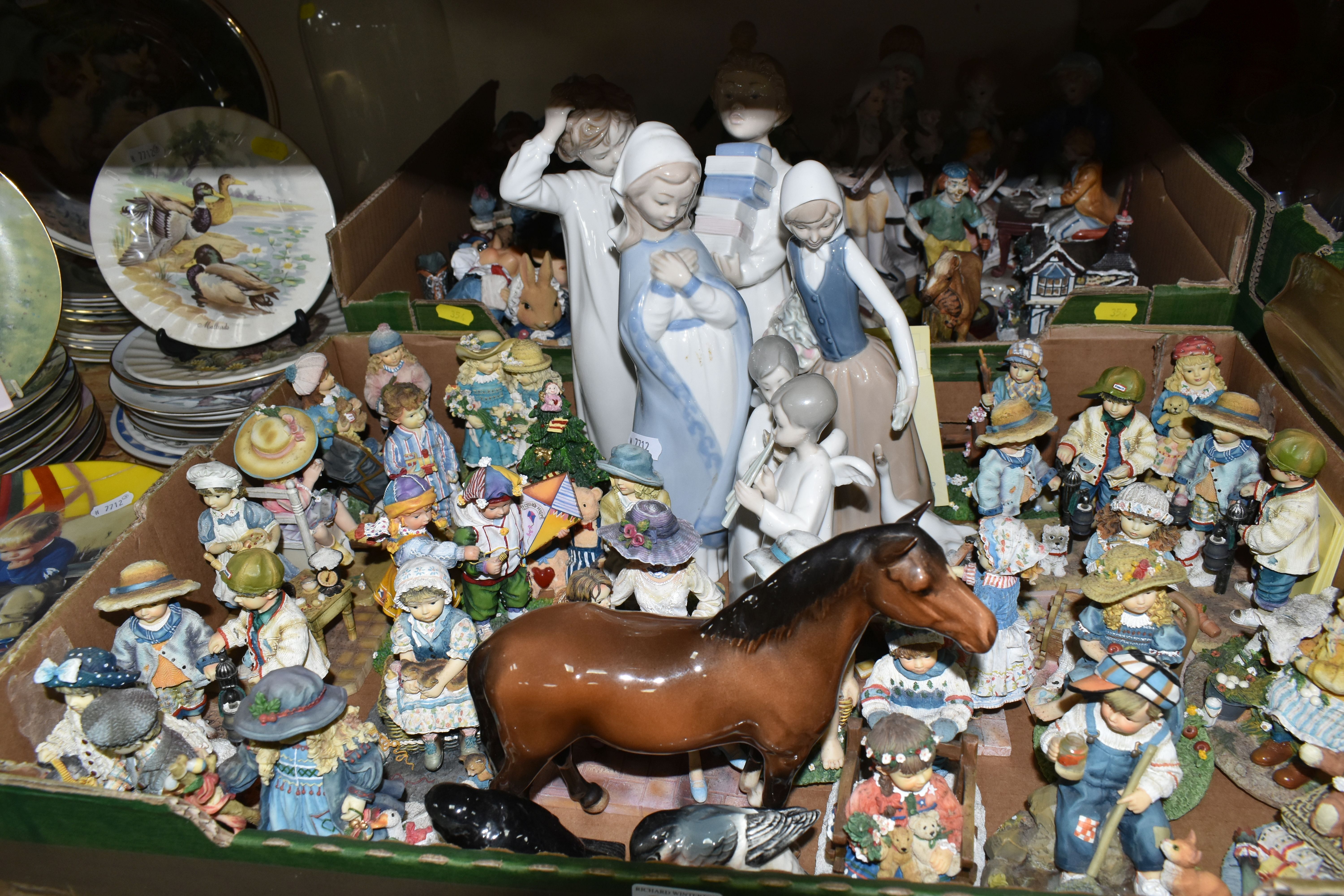 TWO BOXES AND LOOSE COLLECTORS PLATES, FIGURES AND ORNAMENTS, to include a Beswick New Forest - Image 3 of 6