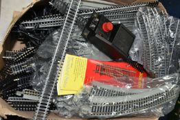 A QUANTITY OF MOSTLY UNBOXED AND ASSORTED HORNBY AND BACHMANN OO GAUGE MODEL RAILWAY TRACK, assorted