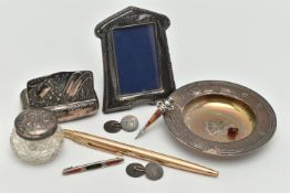 ASSORTED SILVER ITEMS, to include a silver circular dish, engraved crest to the centre,