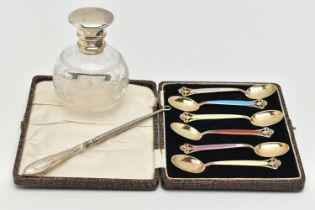A CASED SET OF TEASPOONS AND A SCENT BOTTLE, a set of six gilt metal and colourful enamel teaspoons,