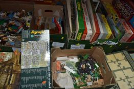 A QUANTITY OF UNBOXED AND ASSORTED BRITAINS FLORAL GARDEN ITEMS, to include Swing Couch,