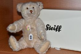 A BOXED STEIFF LIMITED EDITION REPLICA 1929 BEAR, 403132, ltd ed no.353/1000, mohair, growler,