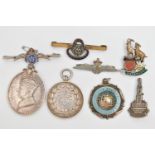A SELECTION OF MEDALS AND BROOCHES, to include a George VI medal 'For Efficient Service,' edge