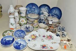 A GROUP OF 19TH AND 20TH CENTURY CERAMICS, including a 19th century British porcelain dessert