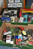 A QUANTITY OF BOXED AND UNBOXED DIECAST VEHICLES, boxed items are mostly modern items by Burago,
