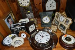 A COLLECTION OF LATE 19TH CENTURY AND MODERN CLOCKS AND A BAROMETER, including an American
