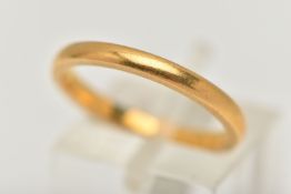 A 22CT GOLD BAND RING, a plain polished band ring, approximate width 2mm, 22ct Birmingham hallmark