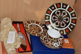 A GROUP OF ROYAL CROWN DERBY IMARI 1128 PATTERN, comprising a boxed cabinet plate, diameter 22cm,