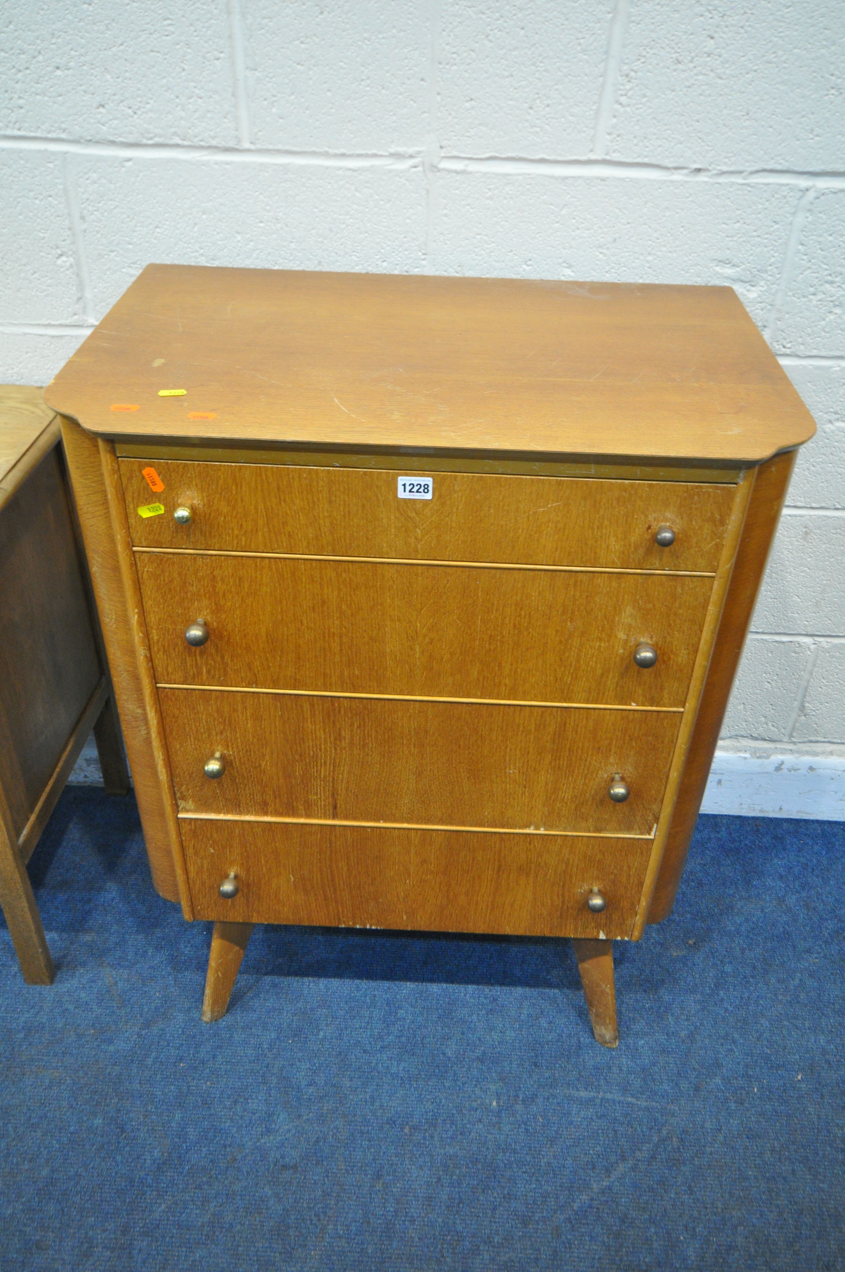 A MID CENTURY OAK HOMEWORTHY CHEST OF FOUR DRAWERS, width 73cm x depth 48cm x height 94cm, an oak - Image 2 of 5