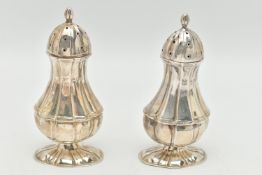 A PAIR OF EDWARDIAN SILVER PEPPERETTES, baluster form, on oval bases with pointed finial covers,