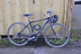 A PINNACLE STRATUS 2 GENTS MOUNTAIN BIKE with 24 speed Shimano gears, 19in frame, front light,