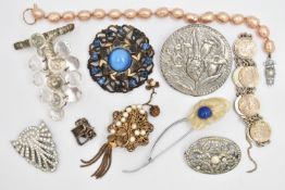 AN ASSORTMENT OF JEWELLERY, to include five brooches, a white metal charm, a clip, a coin bracelet