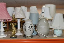 A QUANTITY OF TABLE LAMPS, twenty two table lamps in different styles, to include a small gilt