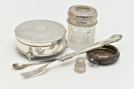 ASSORTED SILVER ITEMS, to include a circular, engine turned pattern trinket box, with vacant