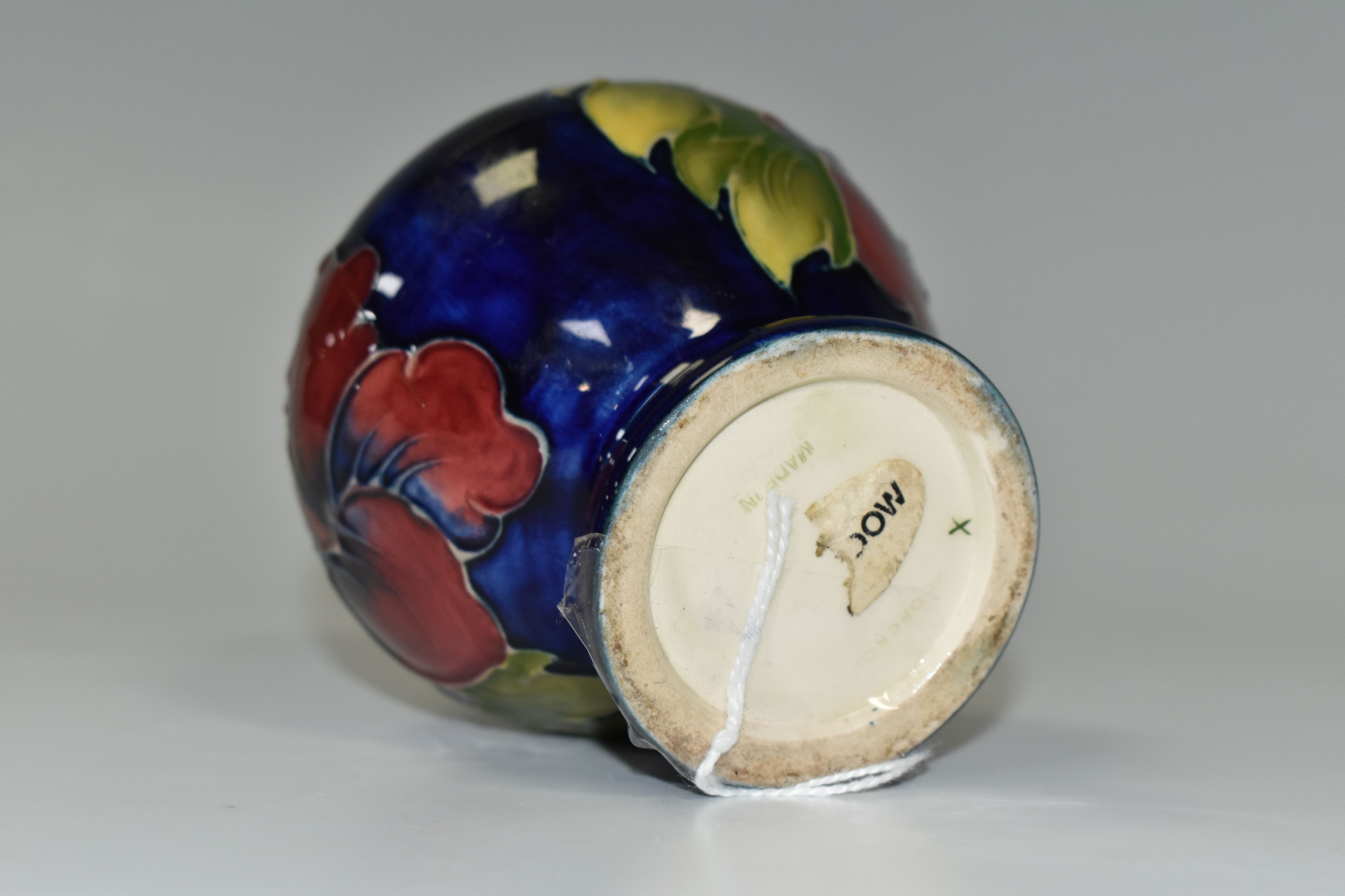 A MOORCROFT TABLE LIGHTER DECORATED WITH DARK PINK HIBISCUS ON A BLUE GROUND, partial remains of a - Image 5 of 5