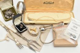 A BOX OF ASSORTED ITEMS, to include a silver hinged bangle, etched foliage detail, approximate width