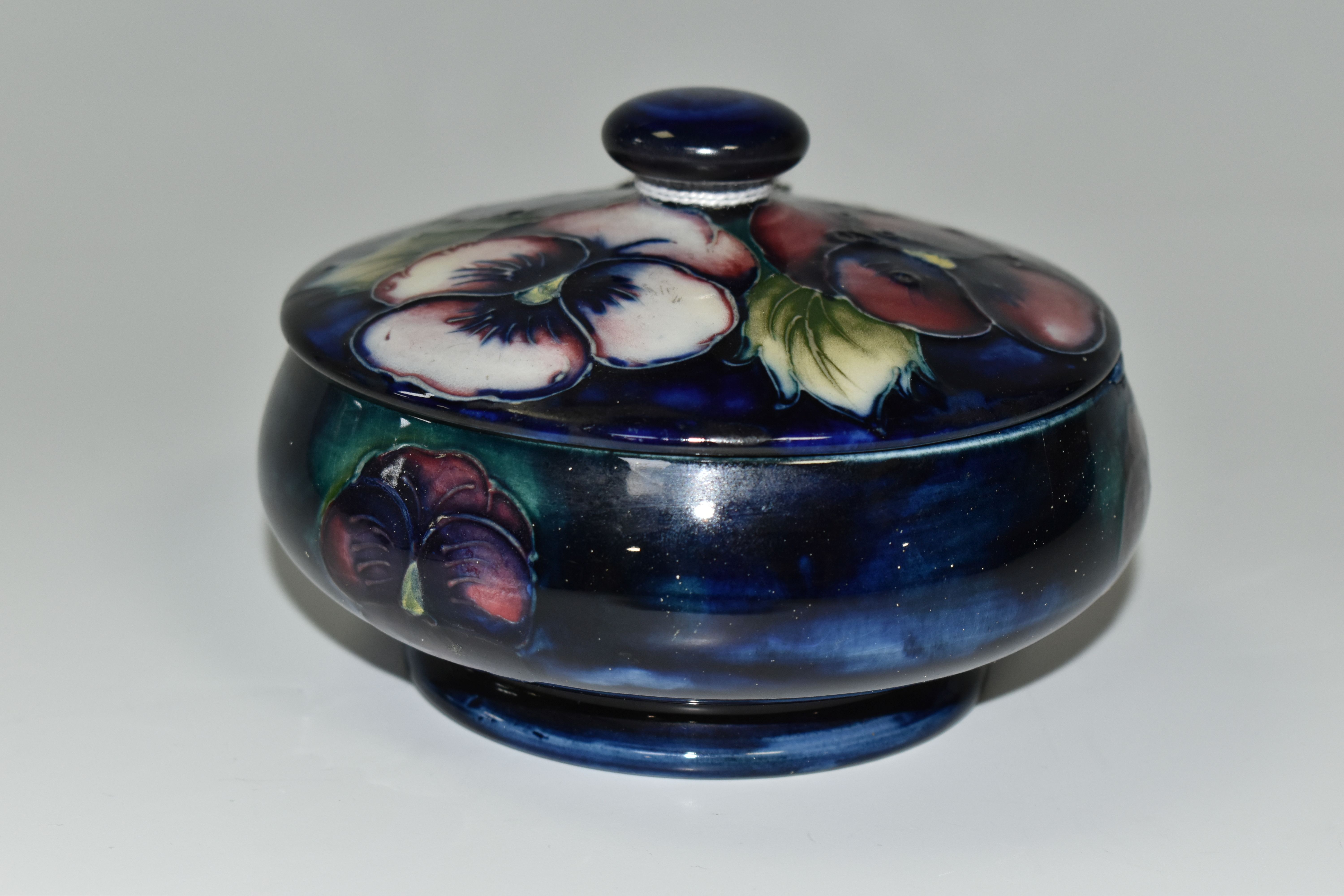 A MOORCROFT POTTERY PANSY DESIGN TRINKET POT, with cover, tube lined with purple and pink flowers on - Image 2 of 5
