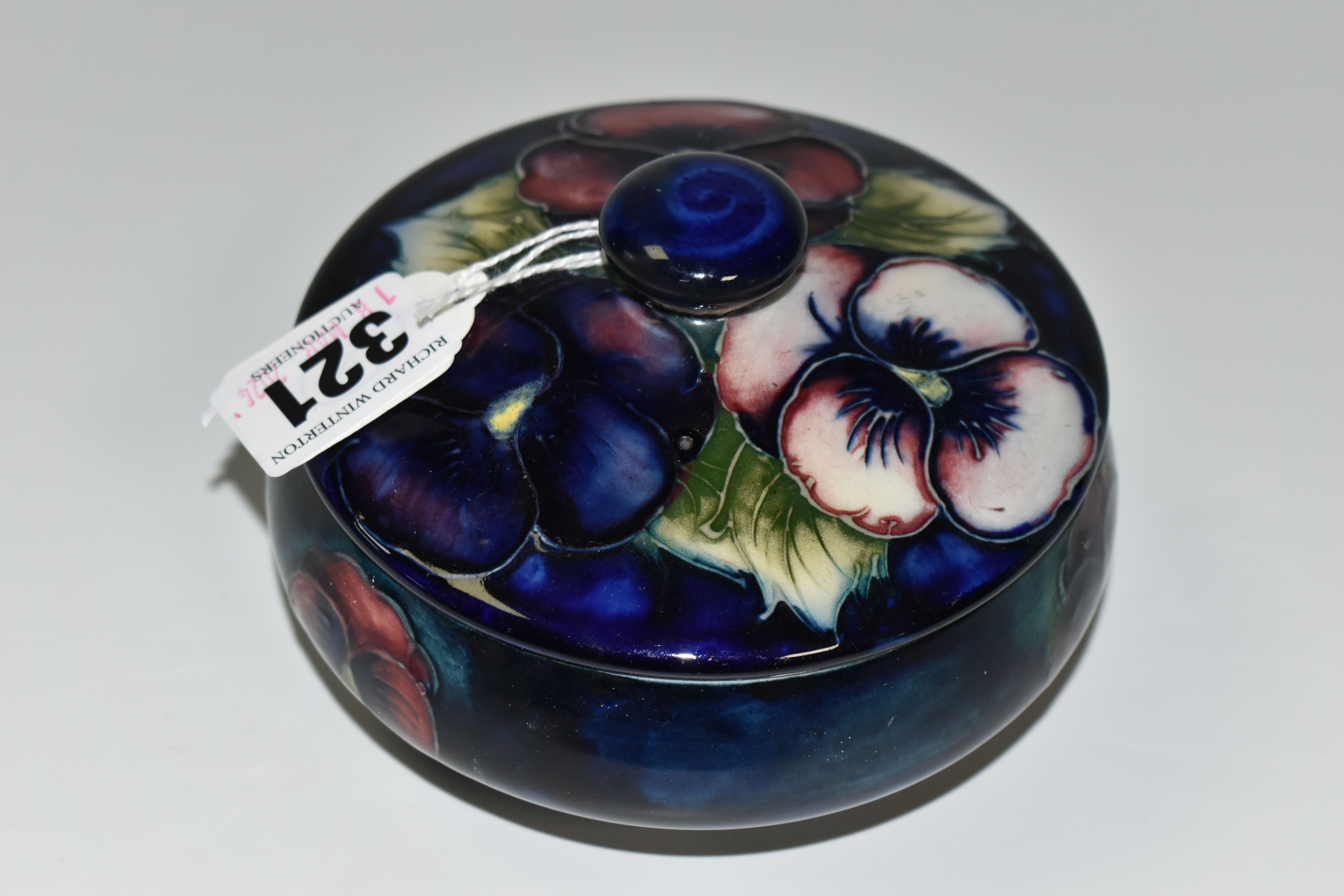 A MOORCROFT POTTERY PANSY DESIGN TRINKET POT, with cover, tube lined with purple and pink flowers on - Image 3 of 5