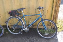A DAWES DUCC SYNCRO URBAN BIKE with EGS syncro shift 21 speed gears, 19in frame, rear rack and bag