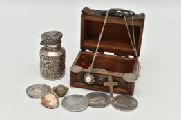 A SELECTION OF JEWELLERY, COINS AND NOVELTIES, to include a 9ct gold ring mount (gemstones