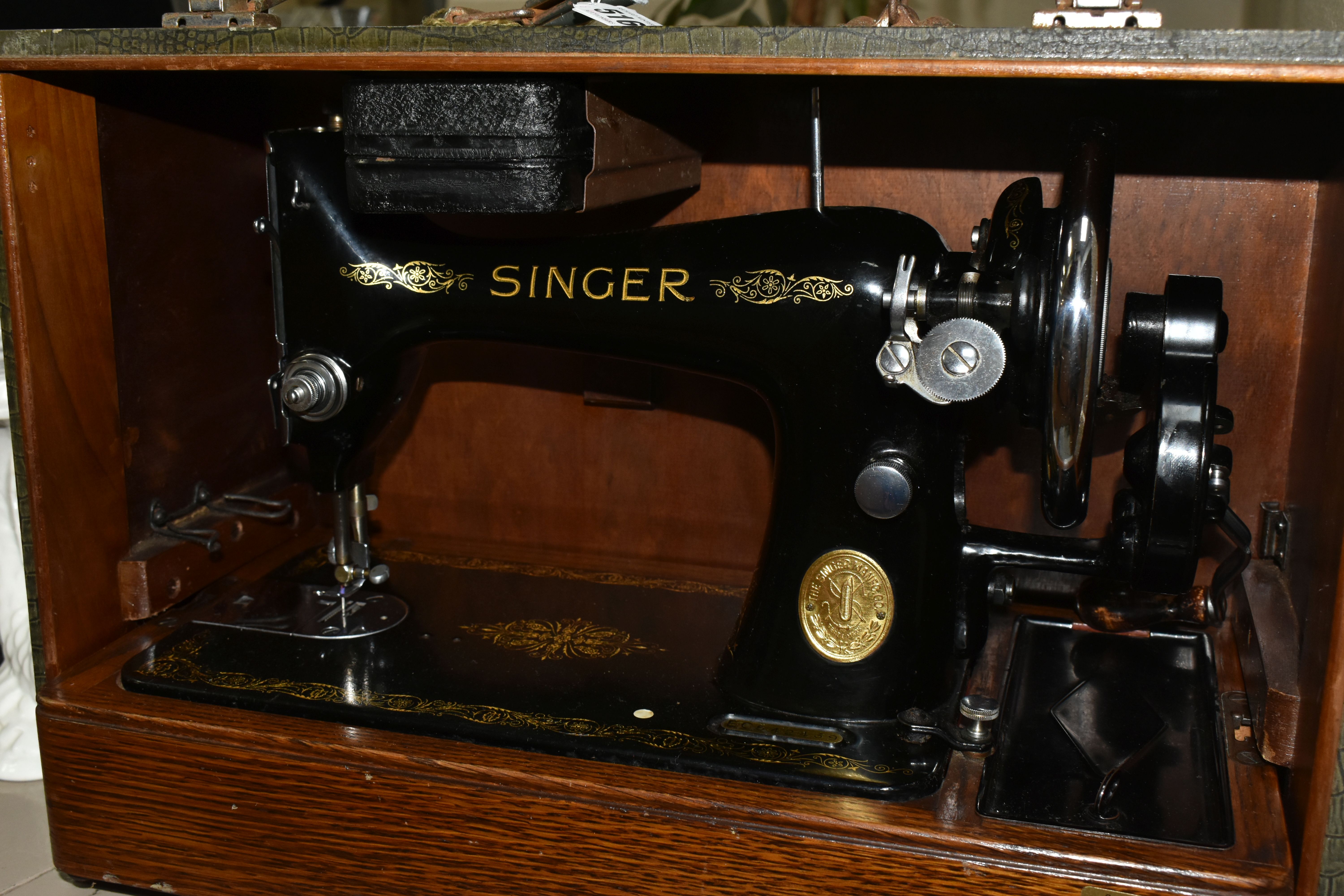 A VINTAGE SEWING MACHINE AND GRAMOPHONE ETC, a Singer 99k sewing machine, serial number EC542439, - Image 7 of 8