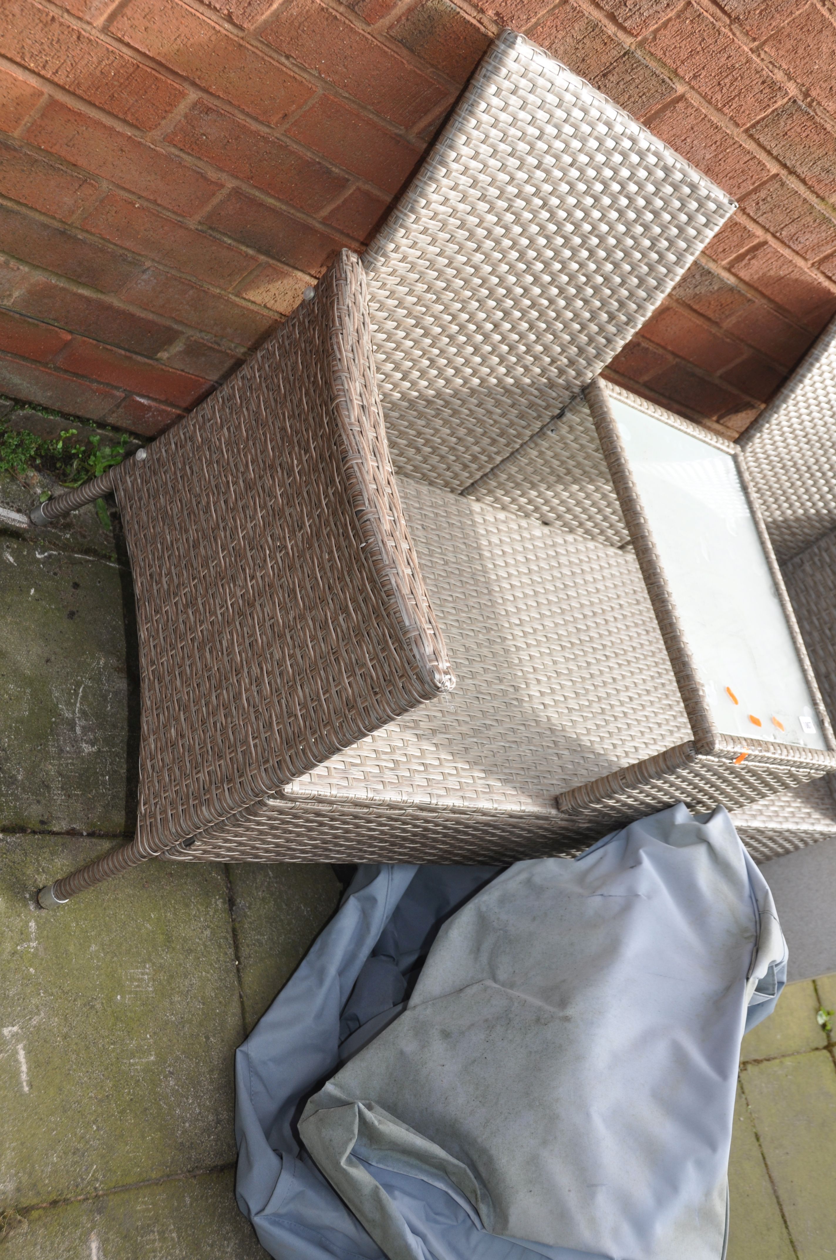 A MODERN RATTAN EFFECT GARDEN BENCH with central glass shelf and cover width 141cm (Condition - Image 2 of 2