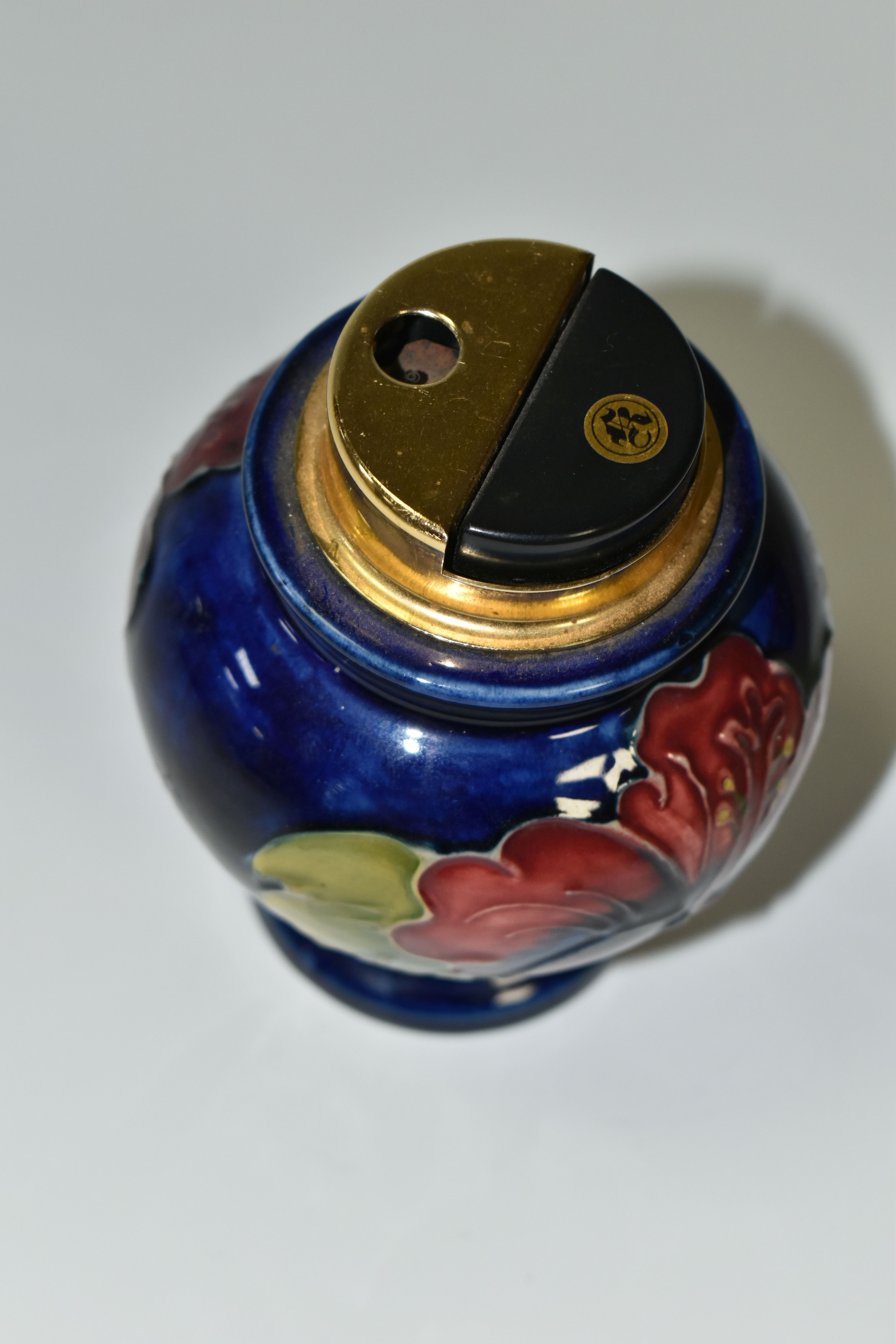 A MOORCROFT TABLE LIGHTER DECORATED WITH DARK PINK HIBISCUS ON A BLUE GROUND, partial remains of a - Image 4 of 5