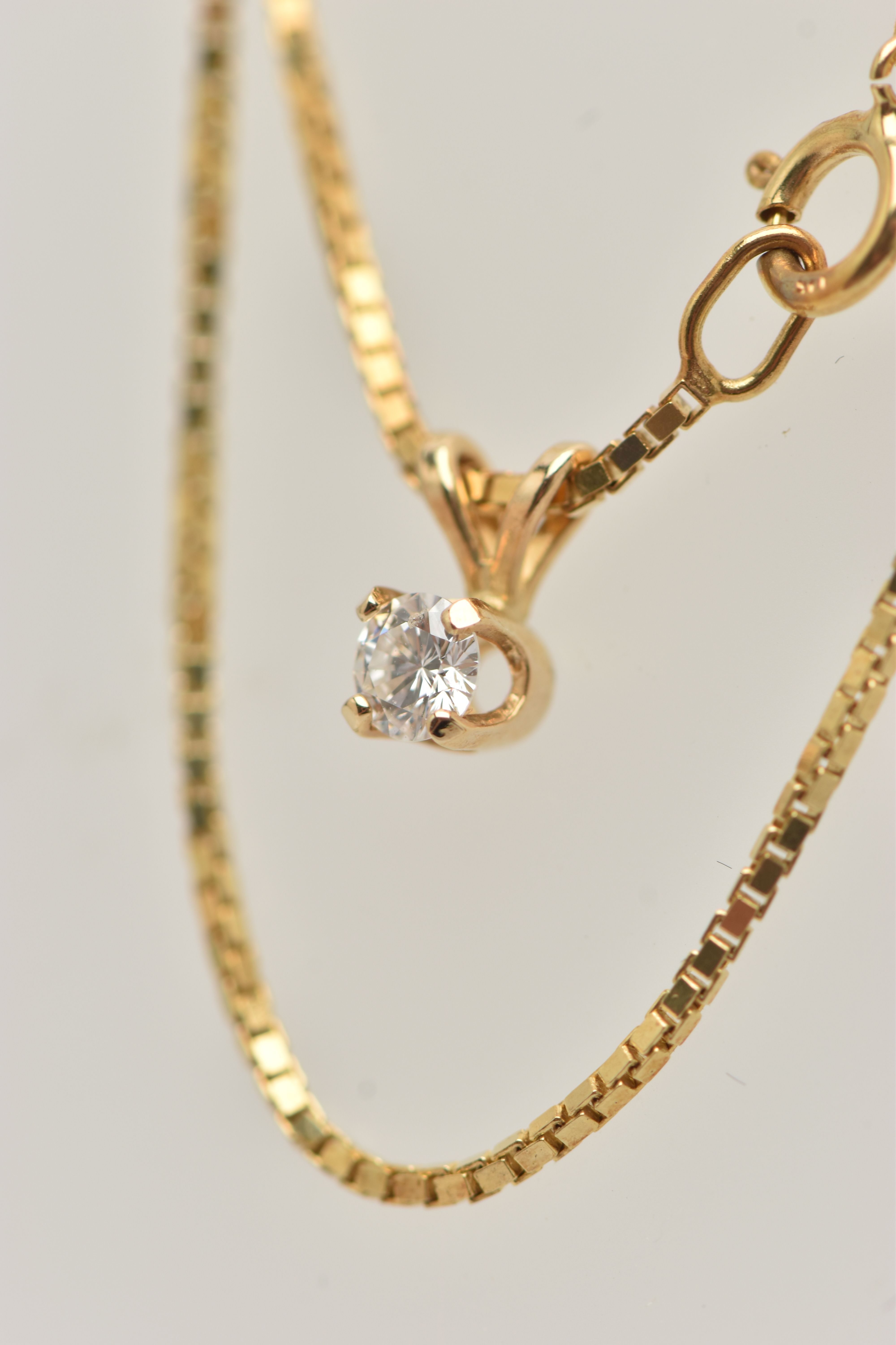 A DIAMOND SINGLE STONE PENDANT WITH YELLOW METAL CHAIN, the pendant set with a round brilliant cut - Image 4 of 4