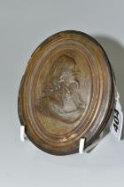 A 19TH CENTURY OVAL HORN SNUFF BOX, THE PULL OFF COVER WITH SIDE PROFILE PORTRAIT OF KING CHARLES I,