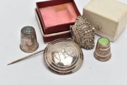 ASSORTED ITEMS, to include a silver circular brooch, engraved 'V.B.S', stamped with Swiss control
