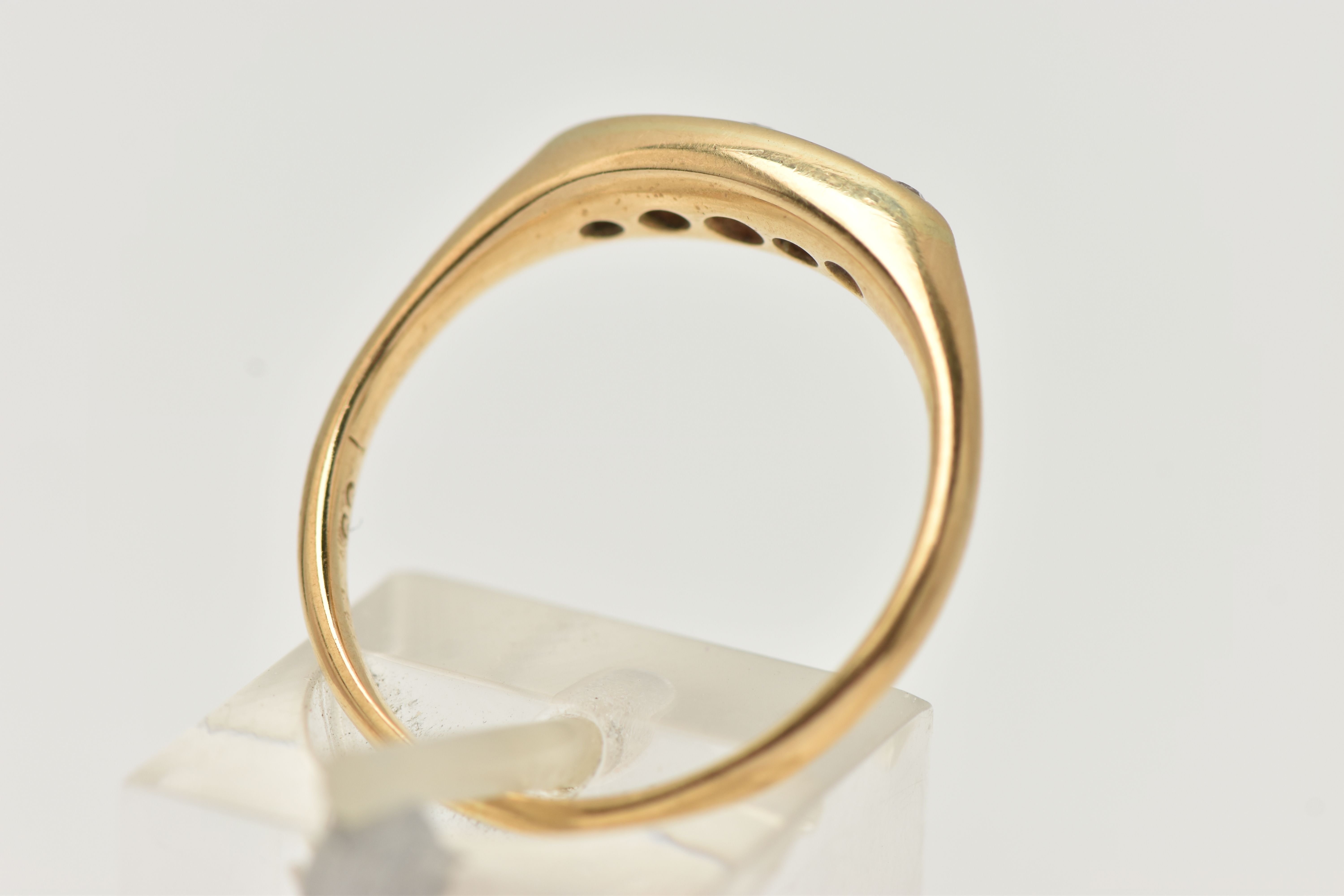 AN 18CT GOLD DIAMOND BOAT RING, set with five graduated diamonds, estimated total diamond weight 0. - Image 3 of 4