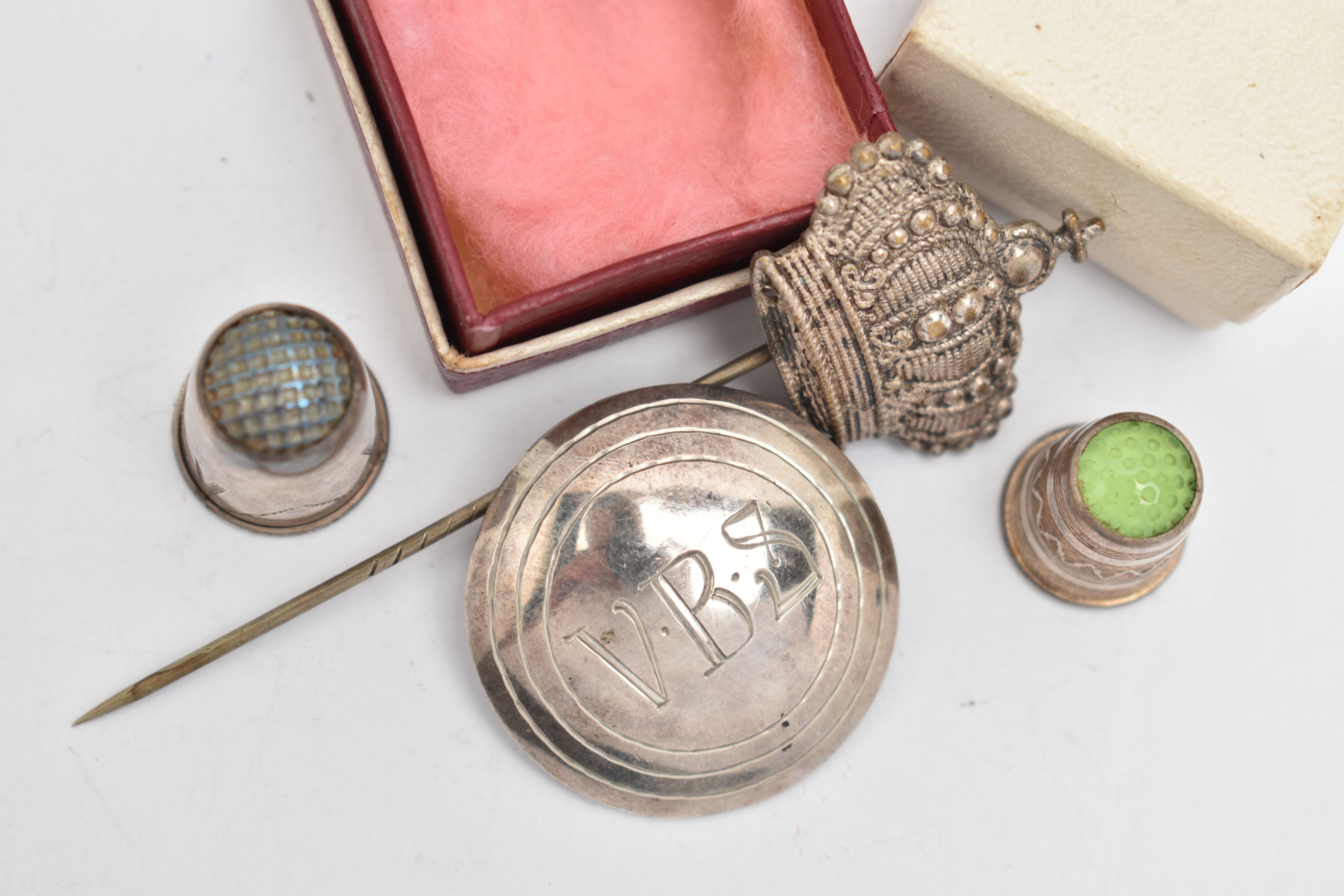 ASSORTED ITEMS, to include a silver circular brooch, engraved 'V.B.S', stamped with Swiss control - Image 3 of 3