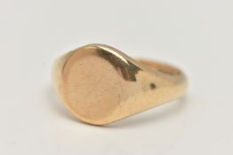 A GENTS HEAVY 9CT GOLD SIGNET RING, of an oval polished form, to the polished band, hallmarked 9ct